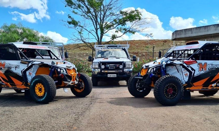 Imagem de um pátio com dois carros de rally equipados com pneus Grabber X3 da General Tire e ao fundo um caminhão de apoio na competição Sertões 2020.