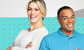 Imagem mostra os apresentadores Denilson de Oliveira e Renata Fan lado a lado. Denilson veste uma polo azul claro enquanto Renata Fan uma blusa branca.