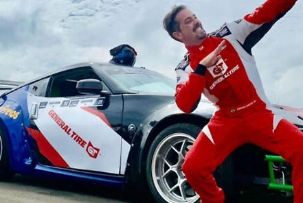 Imagem mostra Cassio Cortes posando em frente ao seu Nissan 370z utilizado na etapa de derrapagem (drift) em Piracicaba. Tanto em seu macacão de piloto como no carro possui a presença da marca General Tire.