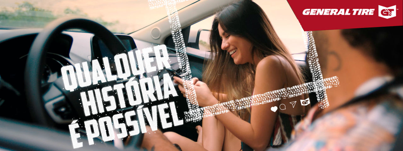 Imagem com um grupo de amigos dentro do carro, do lado esquerdo da imagem possui uma frase escrita "Qualquer História é Possível", que é o slogan da campanha institucional.