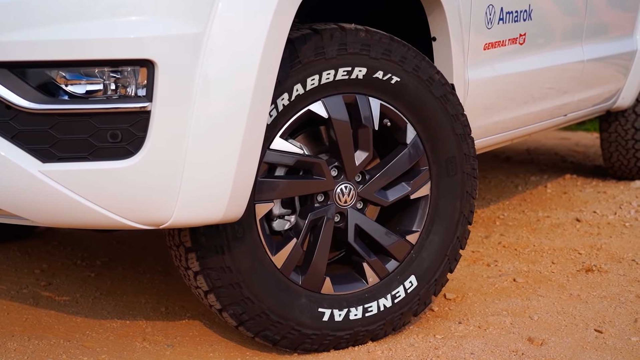 Imagem mostra a lateral do pneu Grabber A/Tx da General Tire equipado em uma  S10. O veículo está em uma estrada de terra com algumas pedras, que descreve bem o terreno que o pneu consegue desafiar sem barreiras.